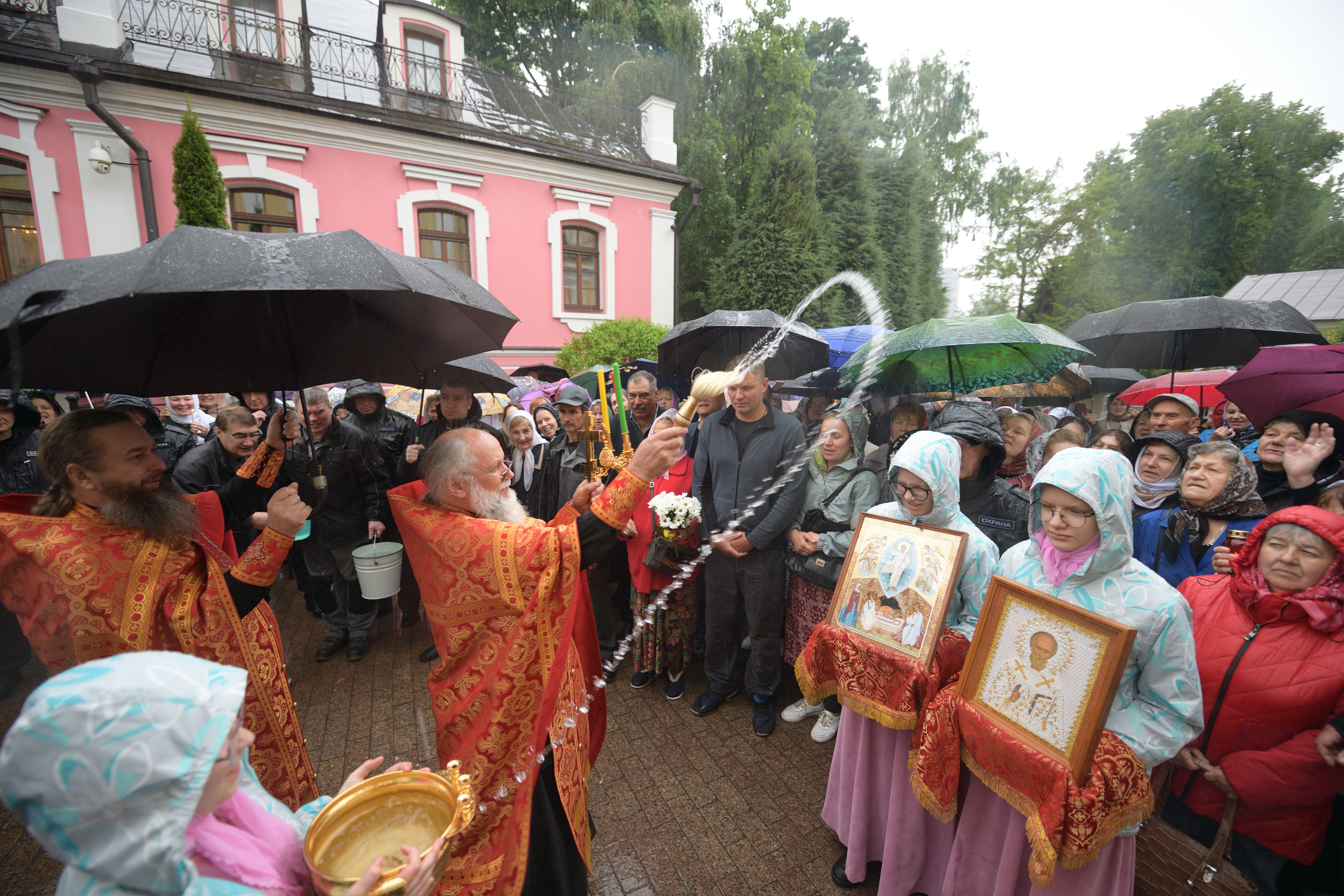 Праздник перенесения мощей святителя Николая Чудотворца в Покровском монастыре