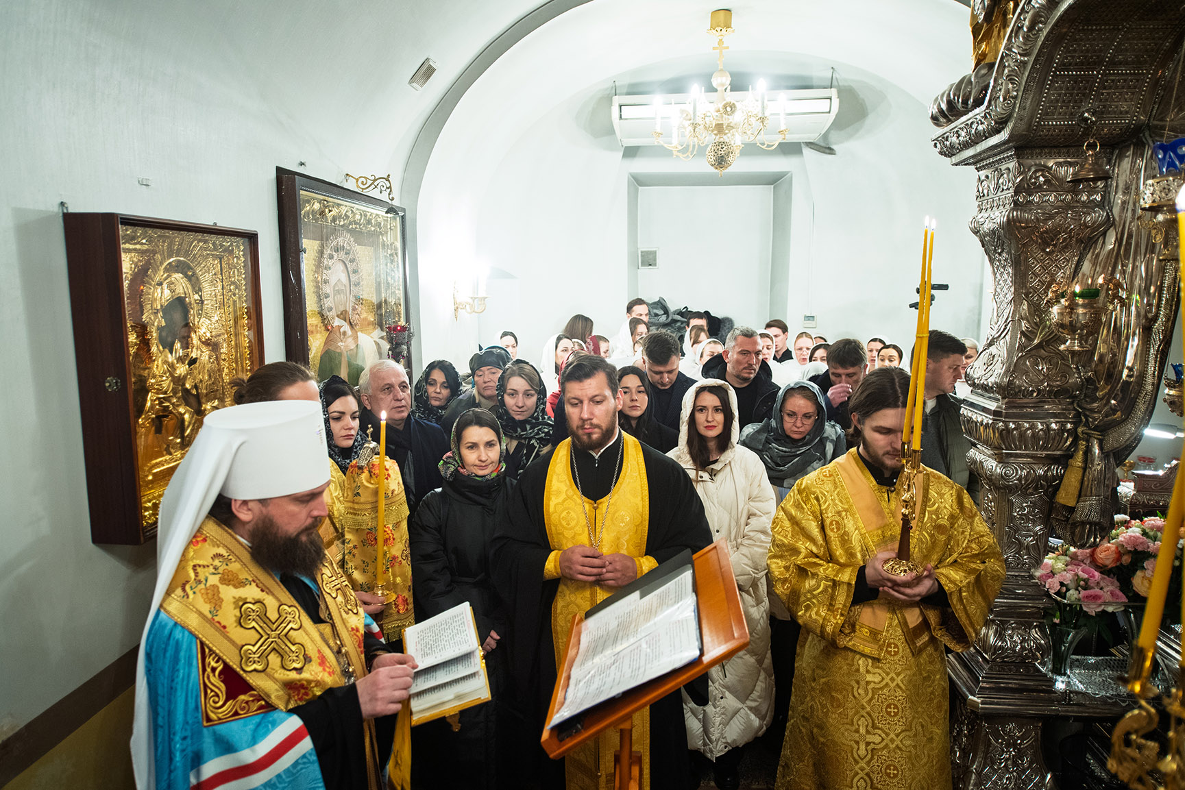 Молебен у мощей блаженной Матроны Московской в Покровском монастыре возглавил митрополит Звенигородский Арсений