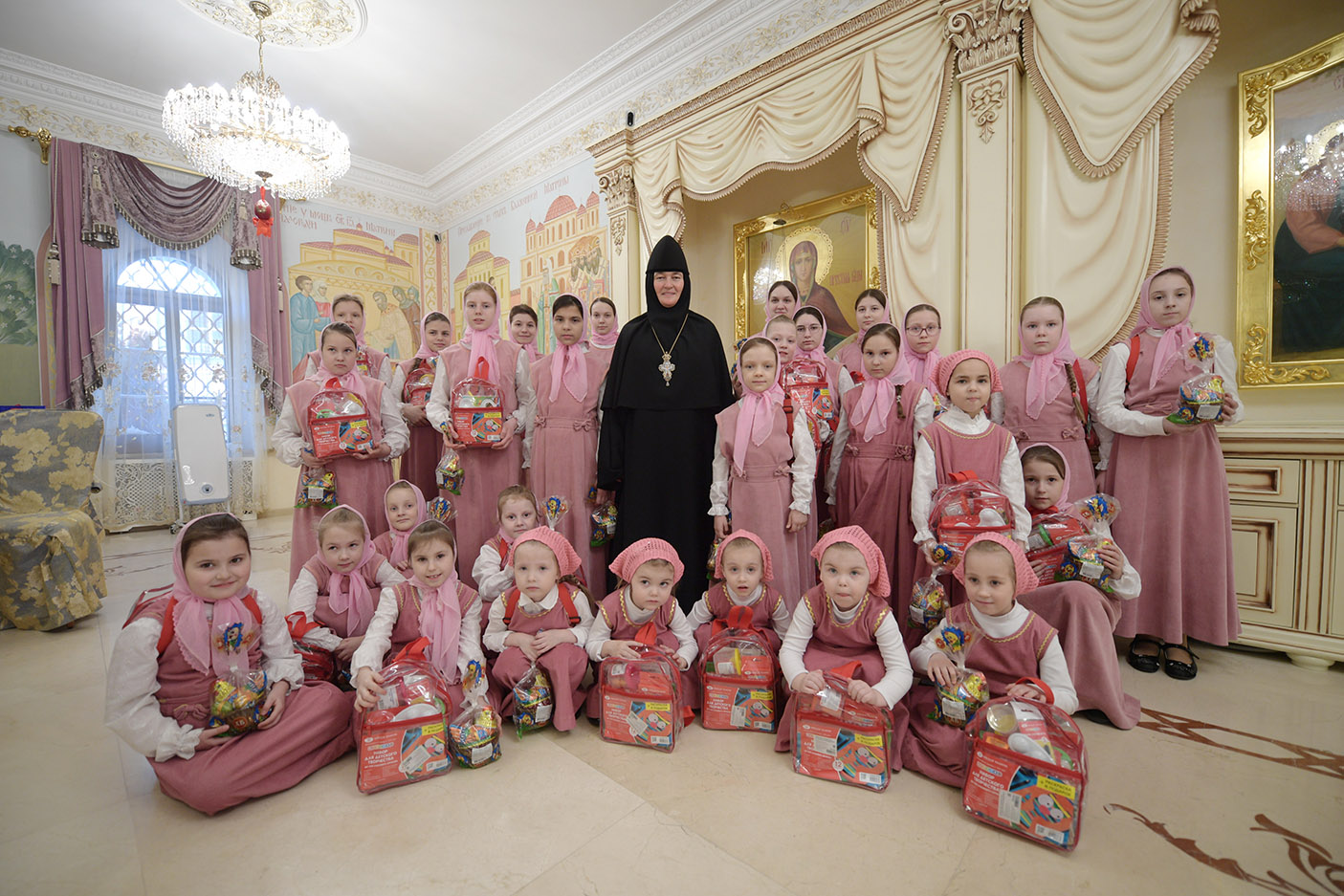 Воспитанницам приюта вручили подарки от Светланы Медведевой в честь праздника Пасхи