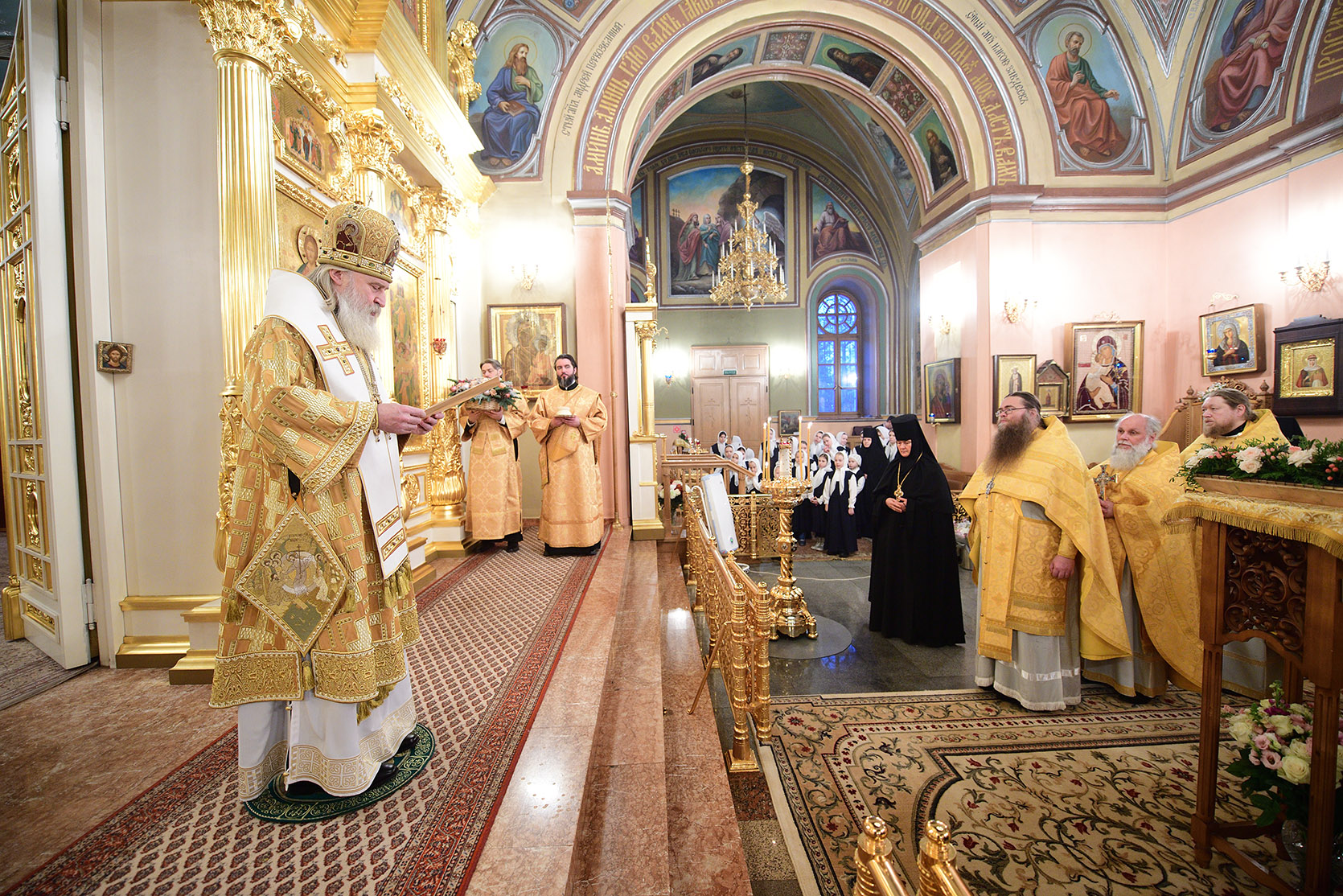 День памяти святой блаженной царицы Феофании в Покровском женском монастыре. Божественная литургия