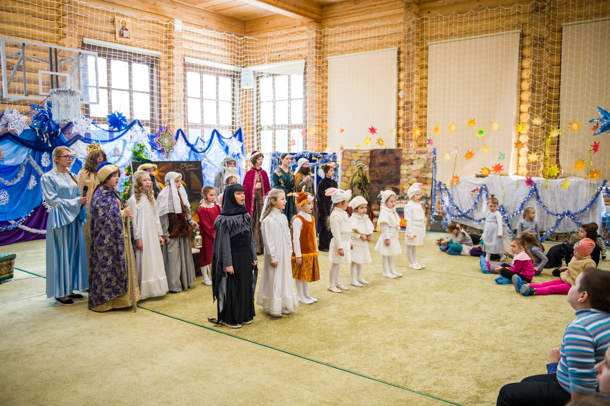 Воспитанницы детского приюта Покровской обители и учащиеся православной гимназии показали Рождественские спектакли