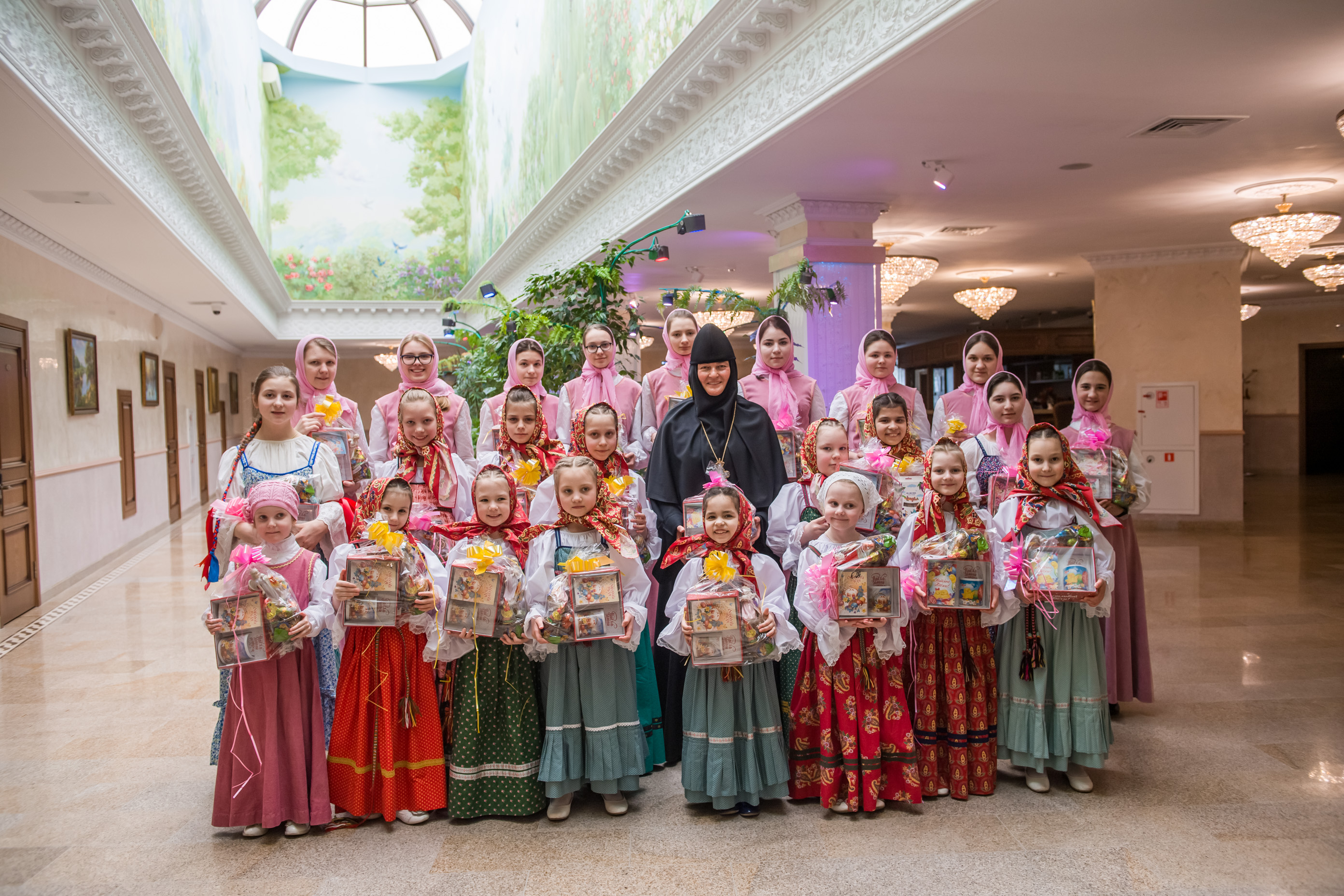 Воспитанницам приюта вручили подарки от Светланы Медведевой в честь праздника Пасхи