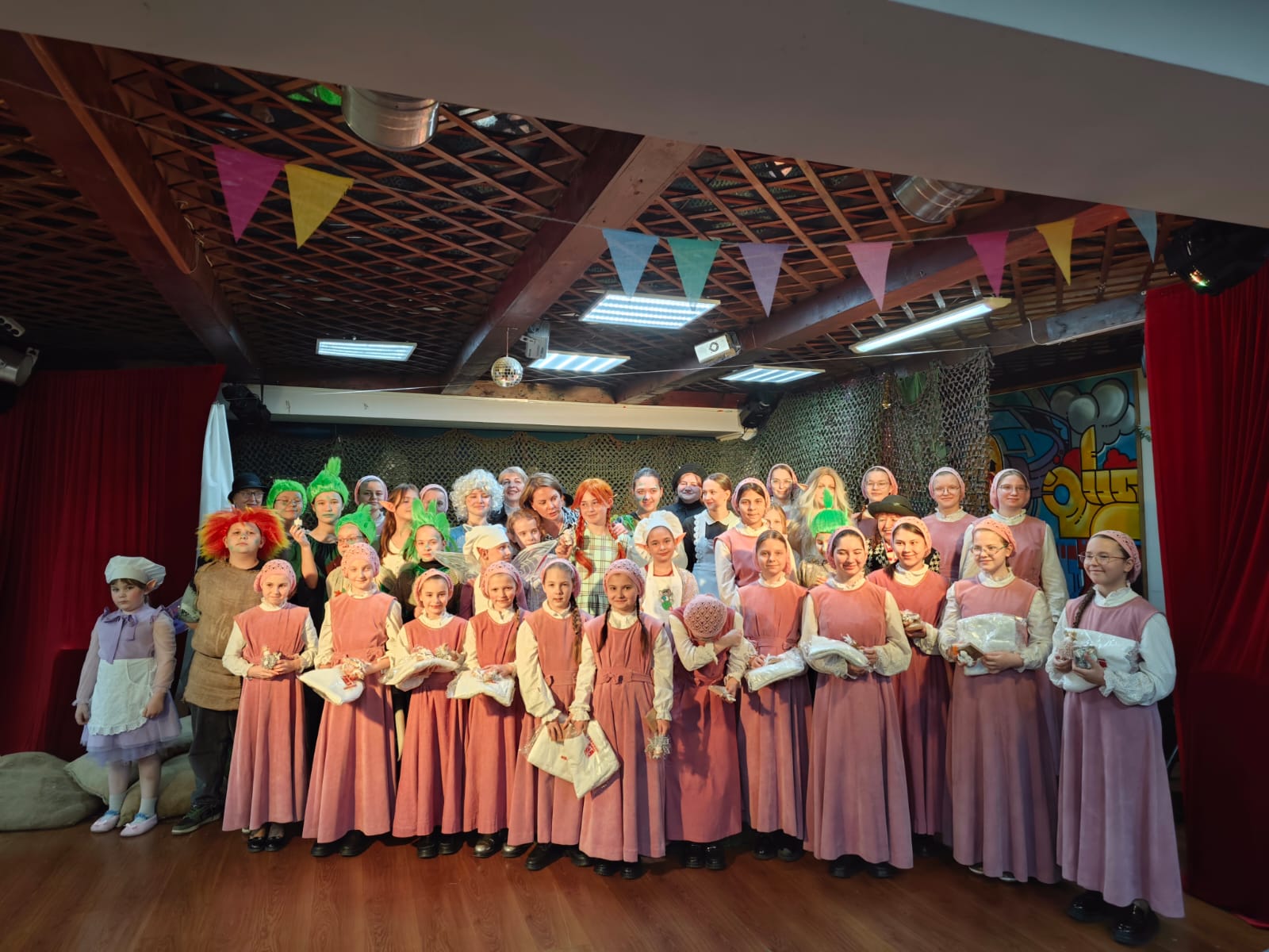 Воспитанницы приюта для девочек Покровского женского монастыря посетили спектакль в клубе «Феникс»