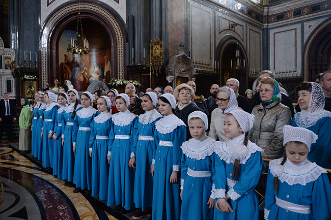 В праздник Благовещения вместе с детьми приюта Святейший Патриарх Кирилл выпустил в небо голубей