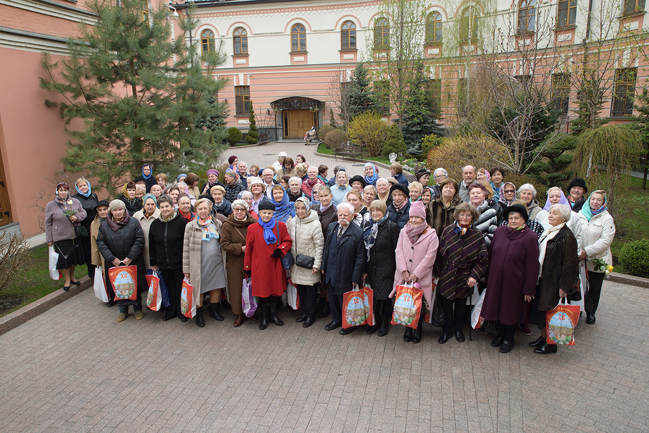 В Покровском женском монастыре поздравили ветеранов с Светлым праздником Пасхи Христовой