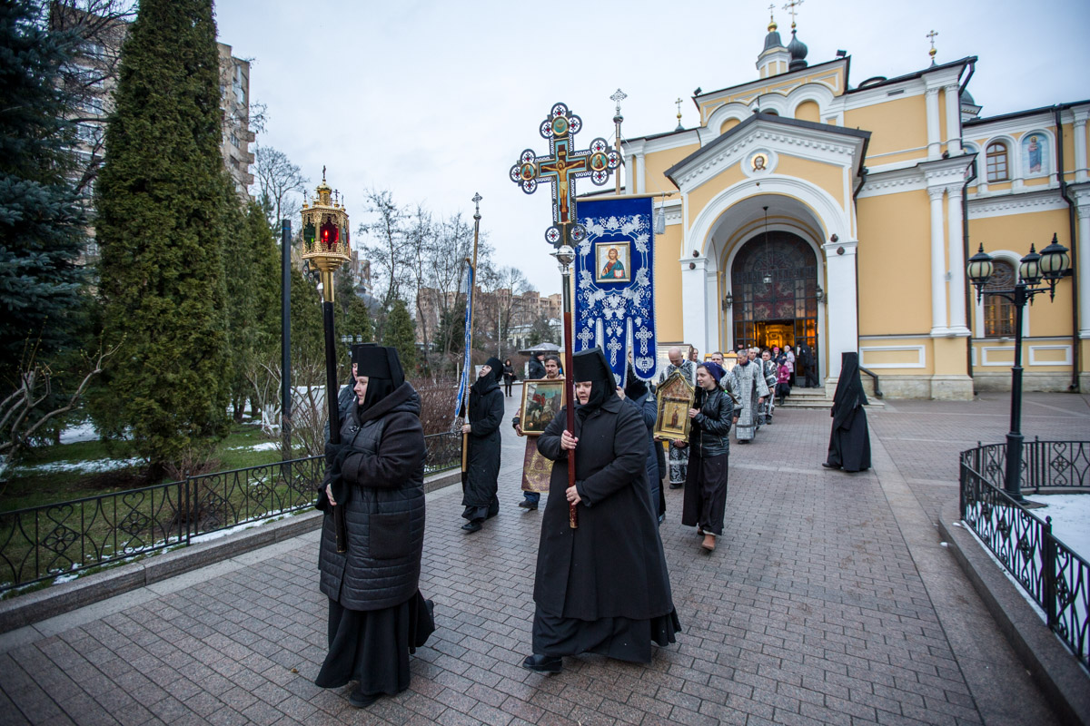 Крестный ход со святынями монастыря