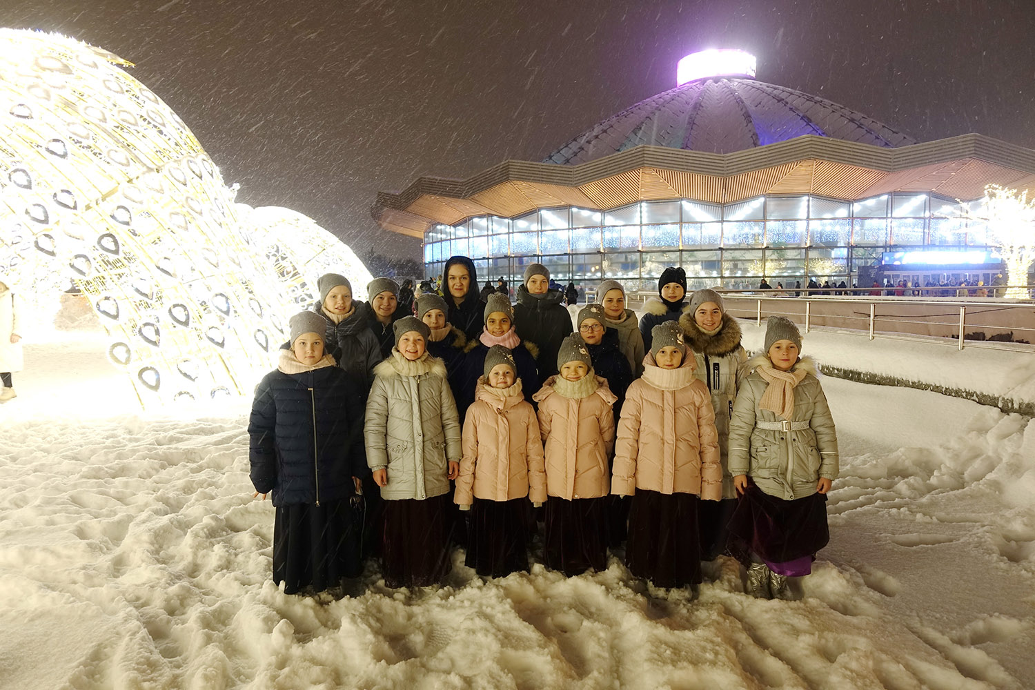 Воспитанницы приюта для девочек Покровского монастыря сходили на новогодний спектакль «Вероятно невероятная сказка»