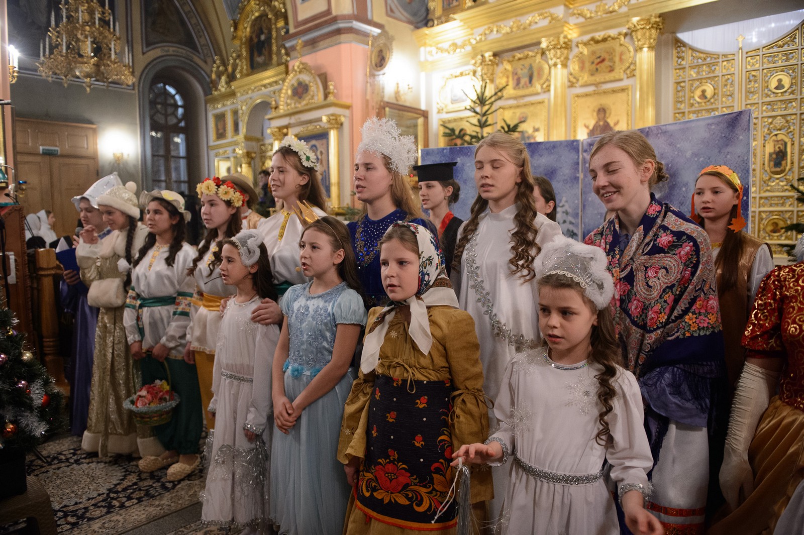Воспитанницы детского приюта Покровской обители представили Рождественскую сказку