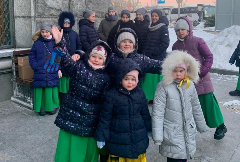 Воспитанницы приюта для девочек Покровского монастыря посетили Рождественскую елку в Зале церковных соборов Храма Христа Спасителя