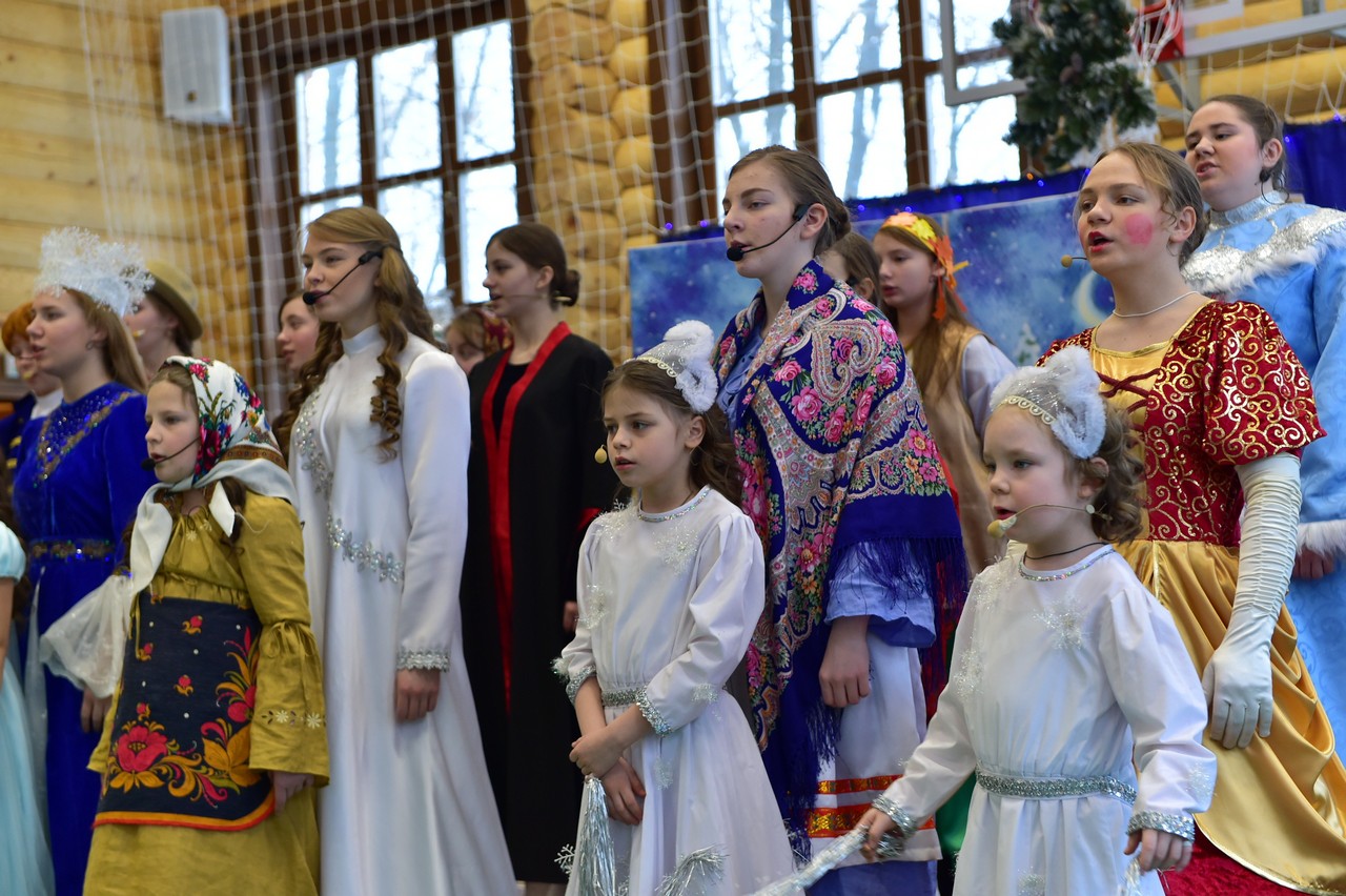 Дети из детского приюта при Покровской обители и учащиеся православной гимназии подарили Рождественский спектакль