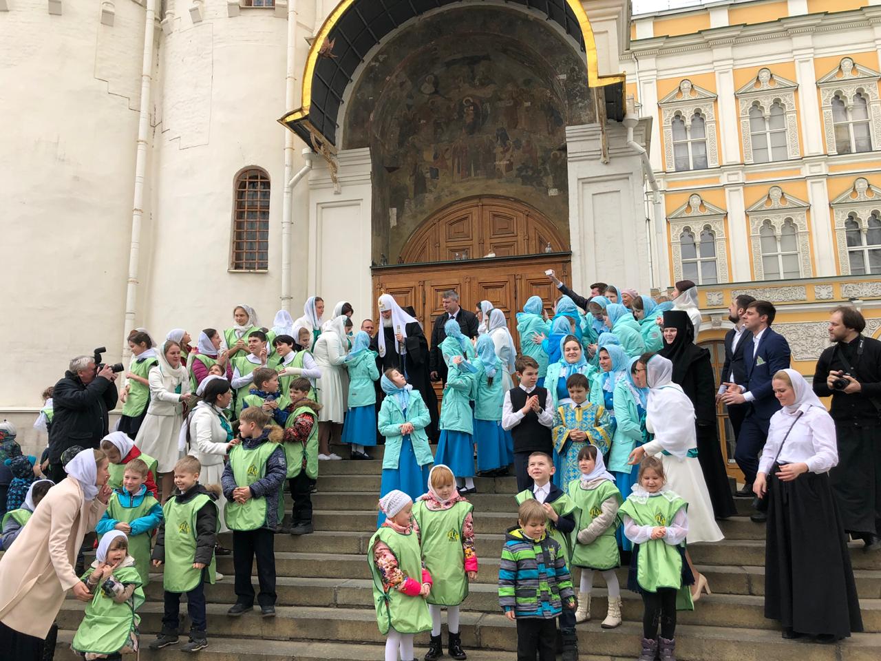 В праздник Благовещения Святейший Патриарх Кирилл выпустил в небо голубей вместе с детьми приюта при Покровском монастыре