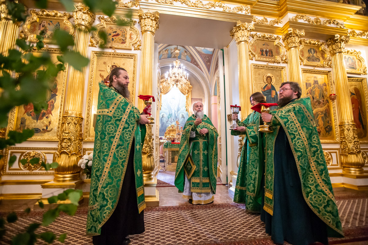 Праздник Святой Троицы - Пятидесятница в Покровском монастыре