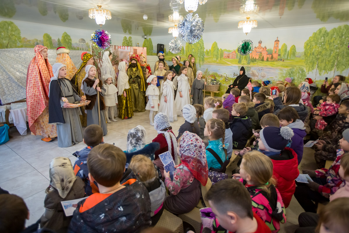 Рождественское представление воспитанниц детского приюта Покровского монастыря на подворье в селе Марково