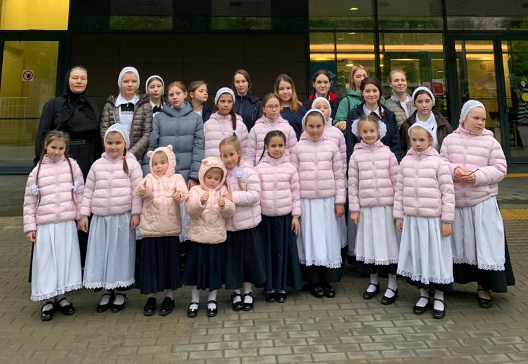 Воспитанницы приюта для девочек Покровского монастыря посетили благотворительный фестиваль «Я верю в 32 мая» с Бароном Мюнхгаузеном