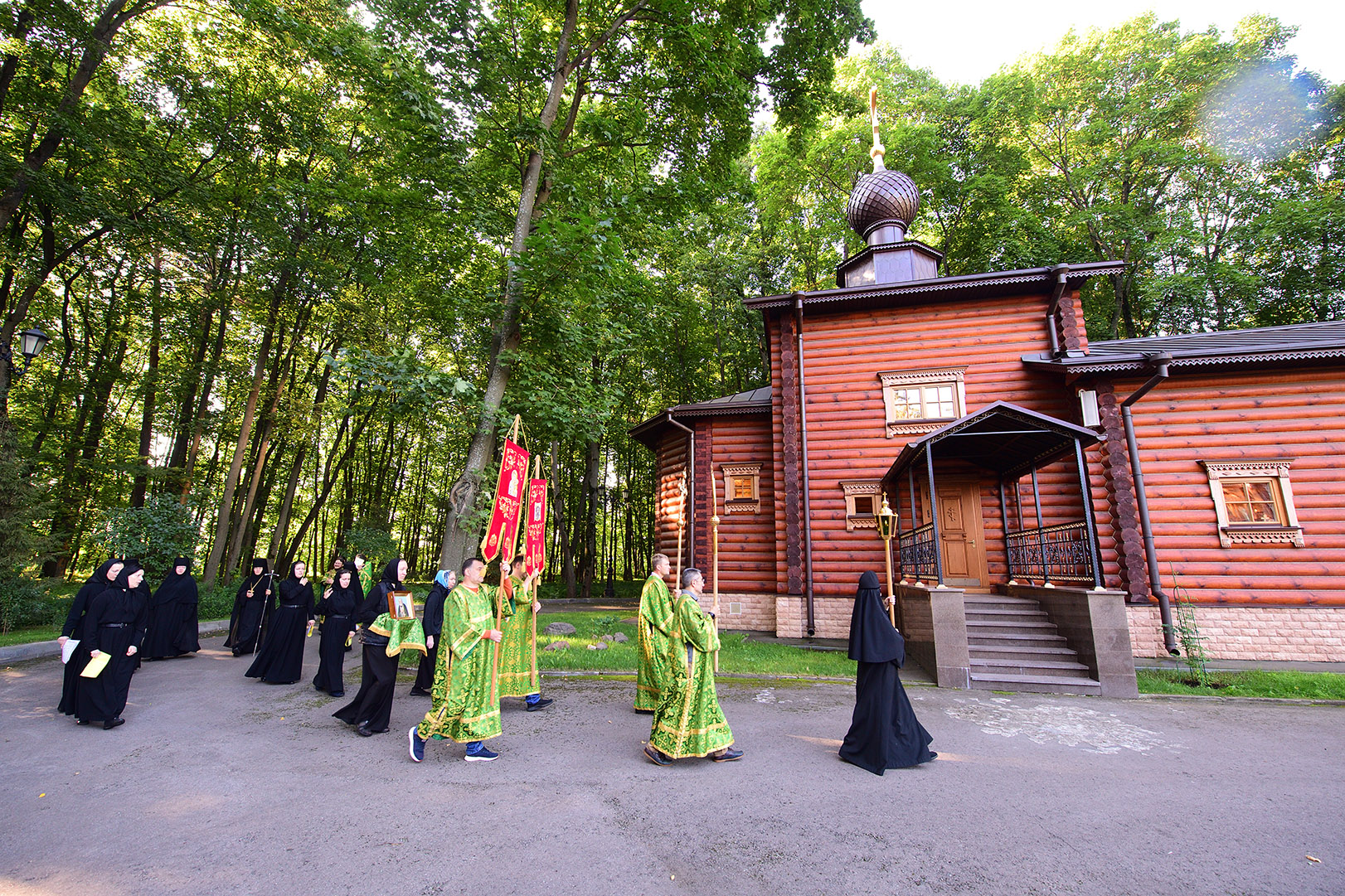 Престольный праздник на подворье монастыря в Троице-Лыково - обретение мощей прп. Серафима Саровского 