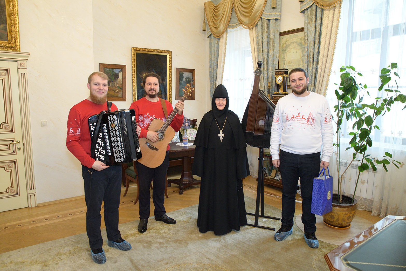Студенты Московской Духовной академии поздравили игумению Феофанию с праздником Рождества Христова