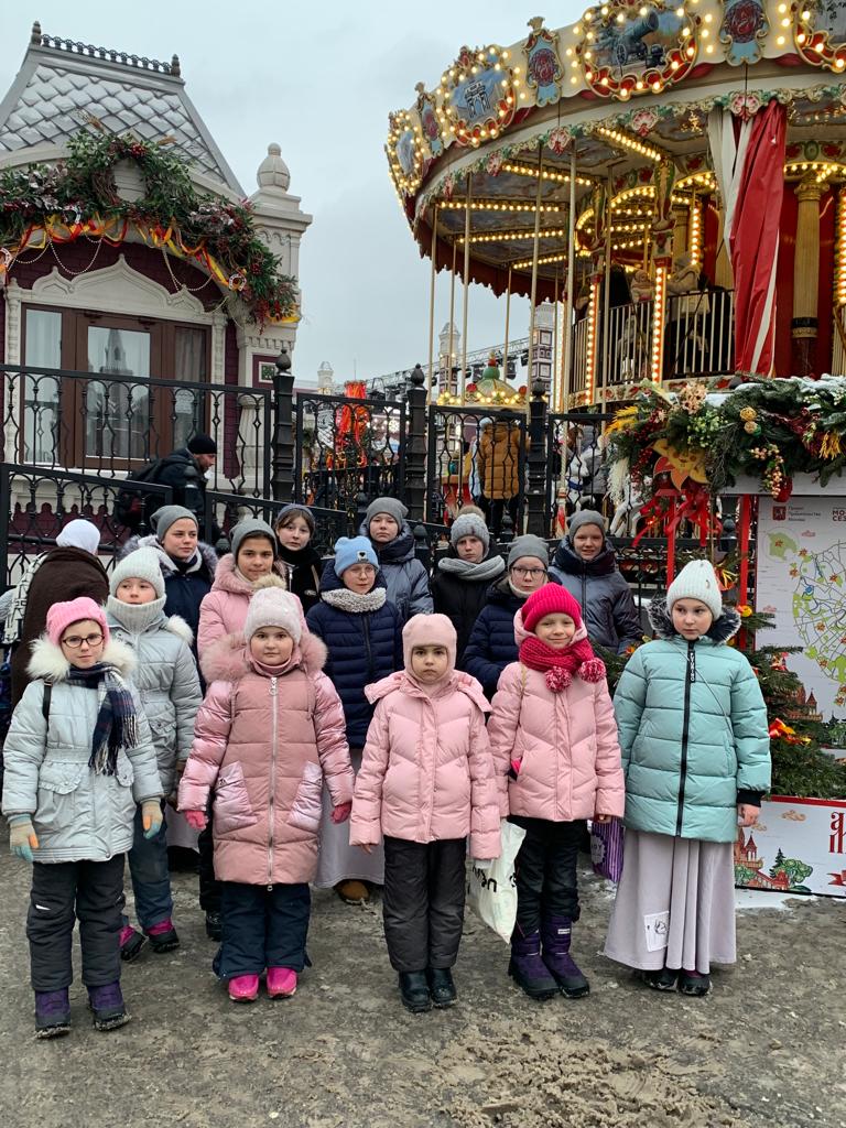 Воспитанницы детского приюта для девочек Покровского женского монастыря посетили представление в Кремле