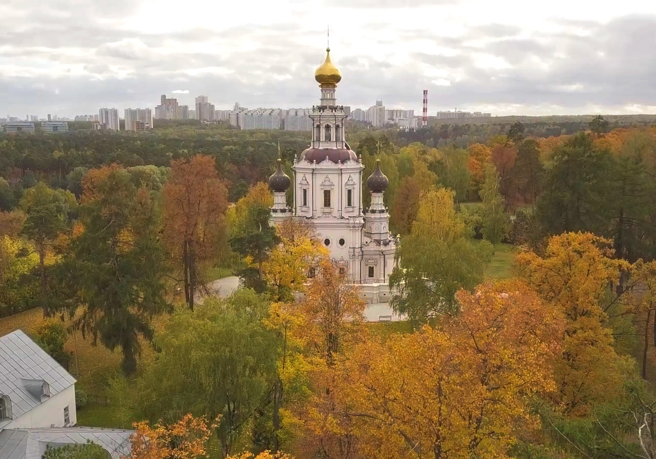 Осень на подворье монастыря в Троице Лыково