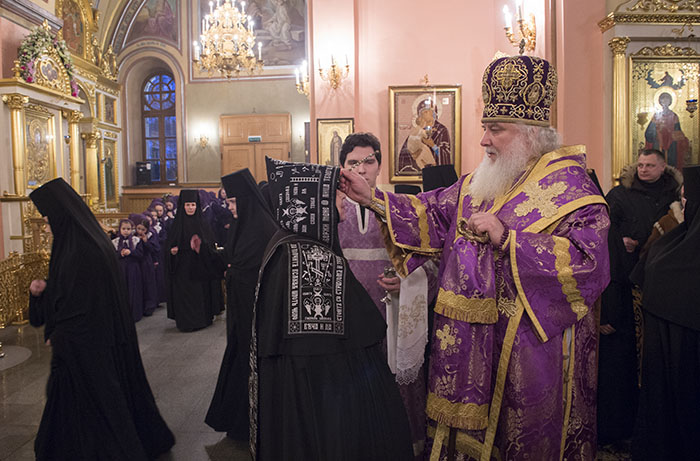 Служение митрополита Арсения накануне празднования обретения мощей святой блаженной старицы Матроны
