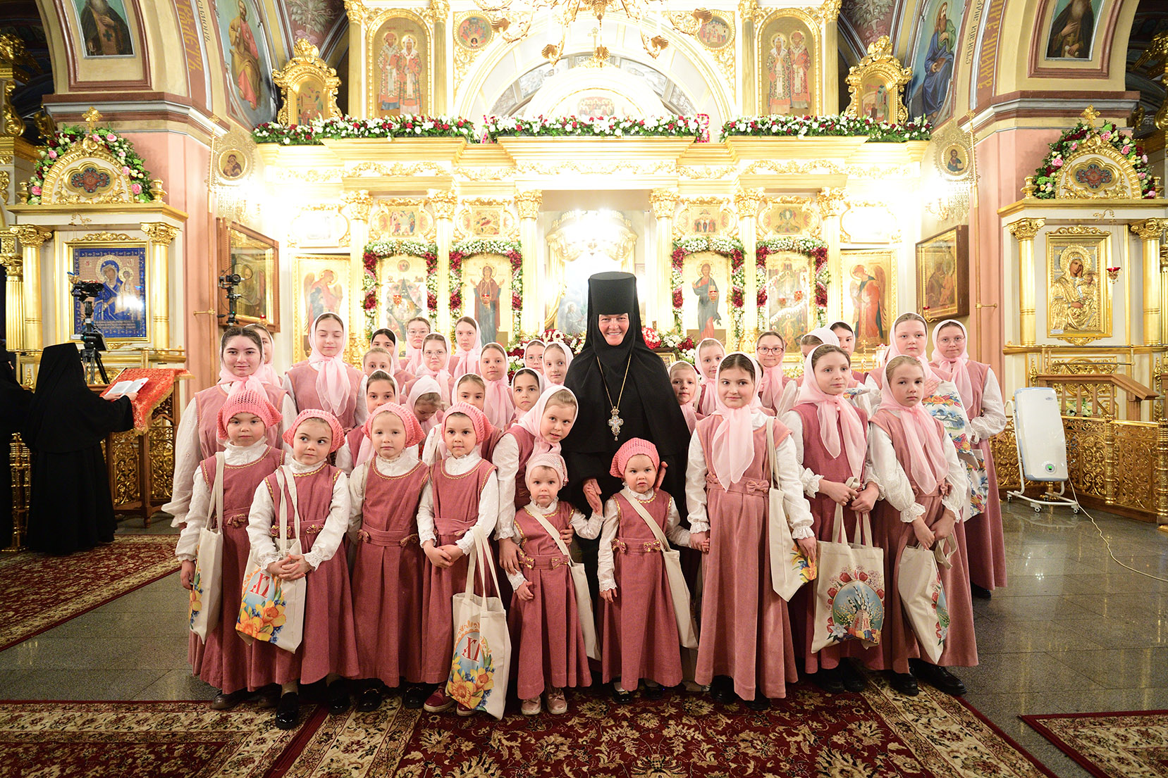 Воспитанницам монастырского приюта для девочек вручили подарки от Светланы Медведевой