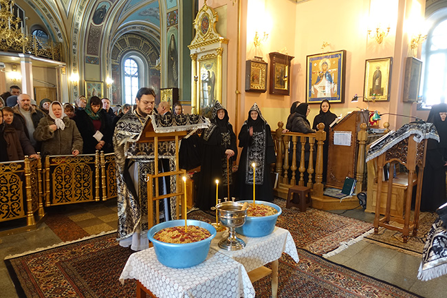 Молебное  пение  в  Покровском  монастыре  с  чтением  канона  святому великомученику Феодору Тирону, освящение колива.