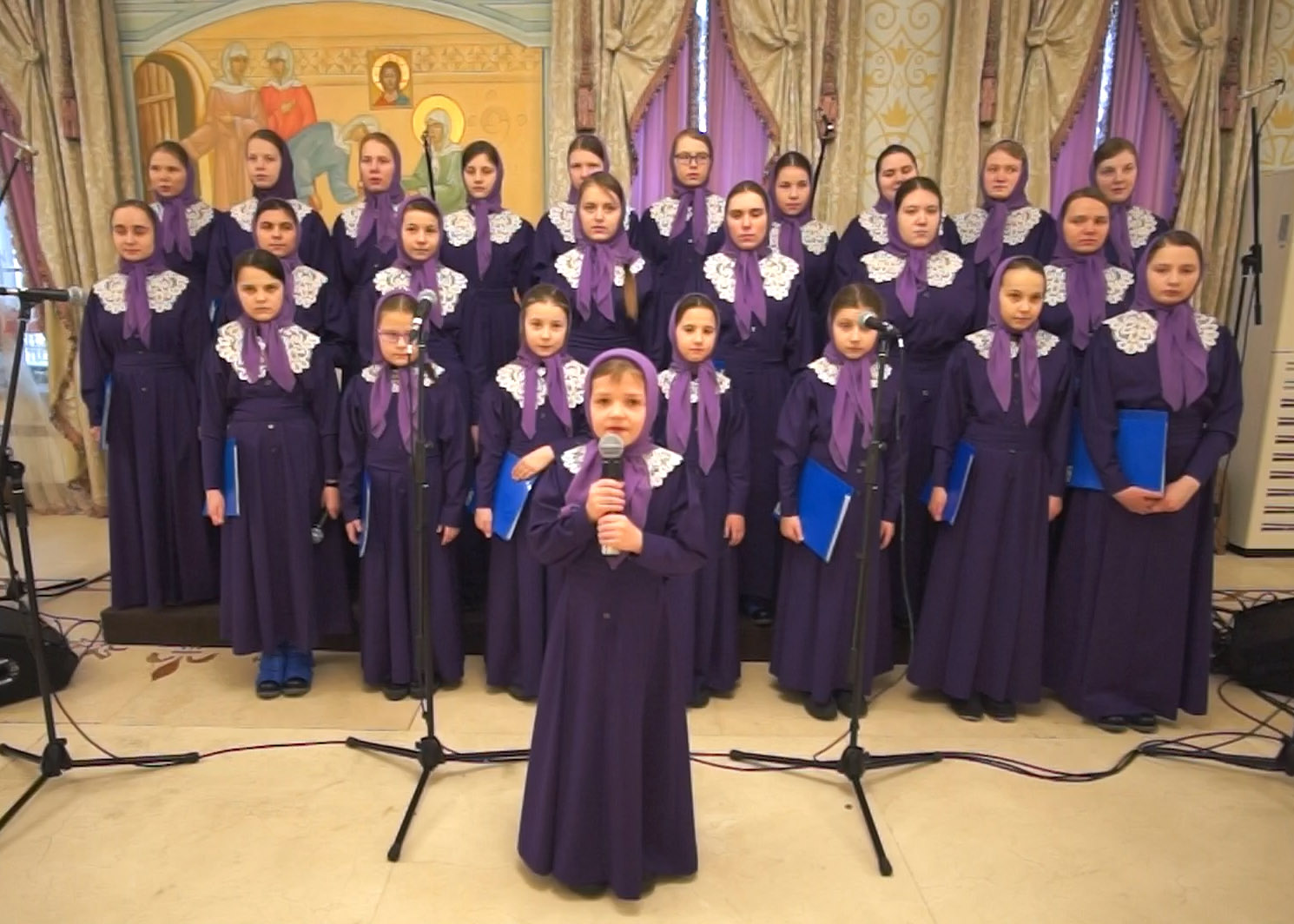 Праздничный концерт воспитанниц детского приюта посвященный 20-летию обретения мощей блаженной Матроны Московской.