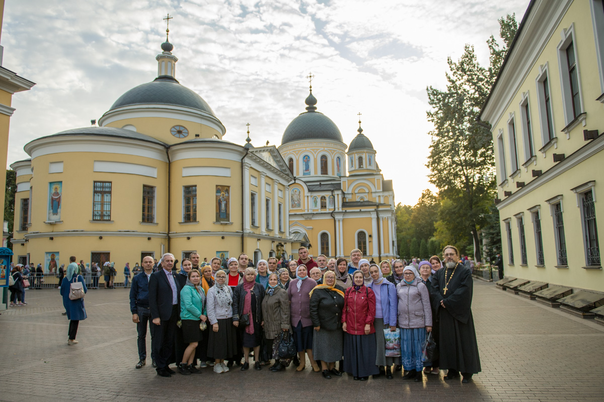 Покровский монастырь посетила группа глухих и слабослышащих людей