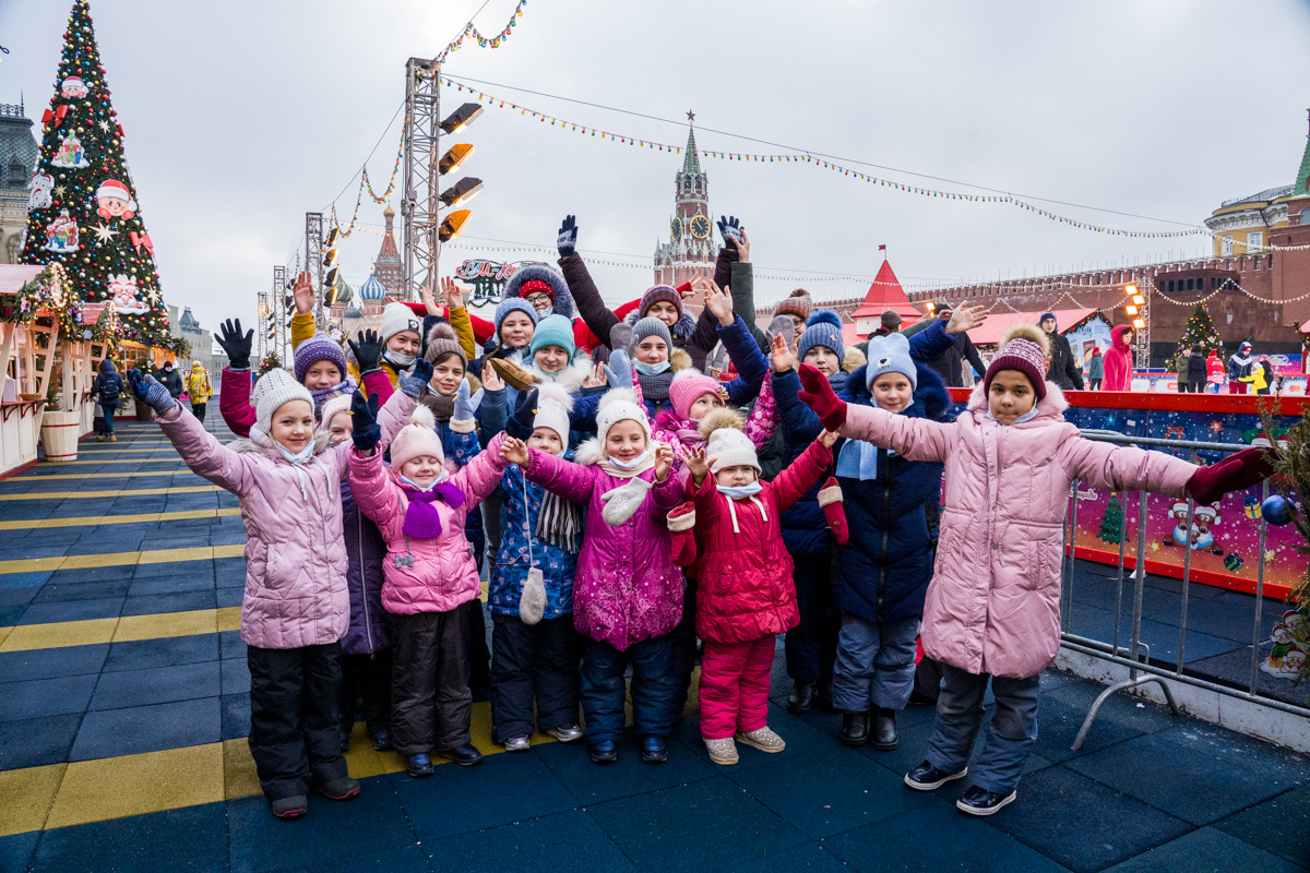 Воспитанницы приюта при Покровском монастыре посетили каток на Красной площади