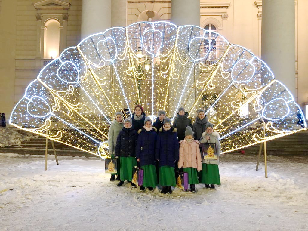 Воспитанницы приюта для девочек Покровского женского монастыря сходили на новогодний спектакль-оперу "История Кая и Герды"