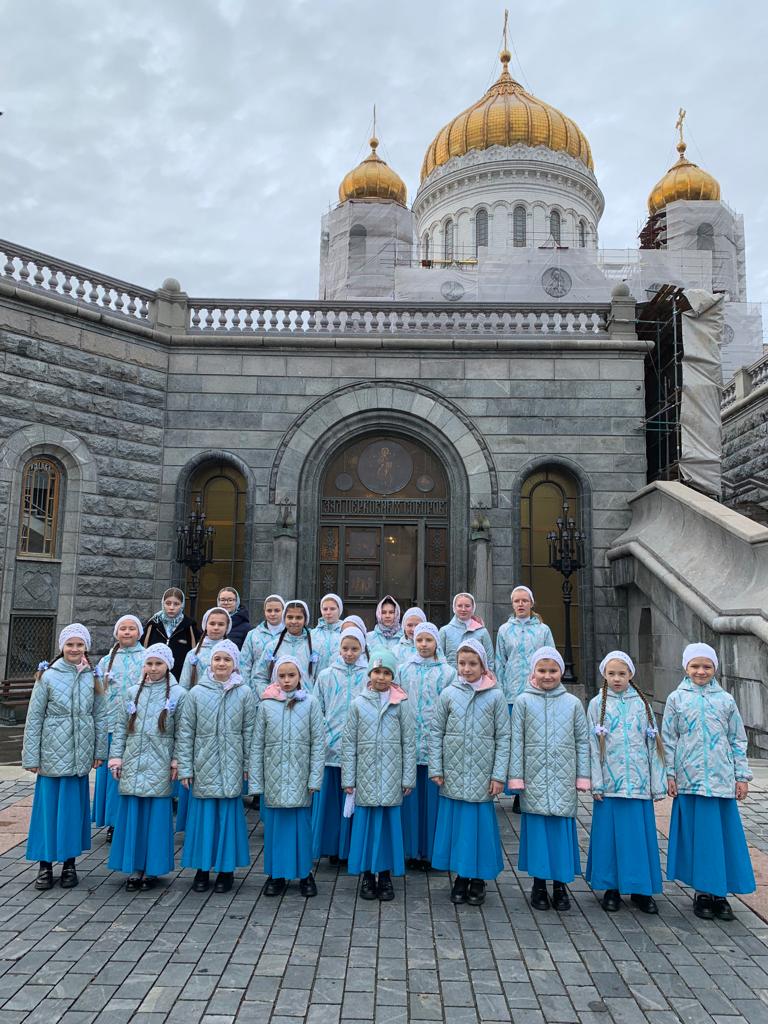 Воспитанницы приюта для девочек Покровского монастыря посетили в Зале Церковных Соборов Храма Христа Спасителя "Праздник Покрова"