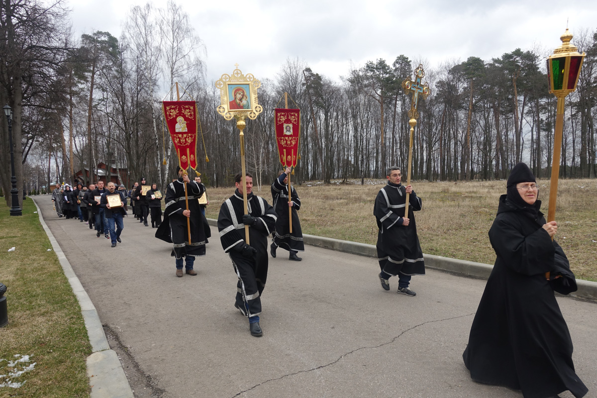 Крестный ход на подворье Покровской обители в Троице-Лыково