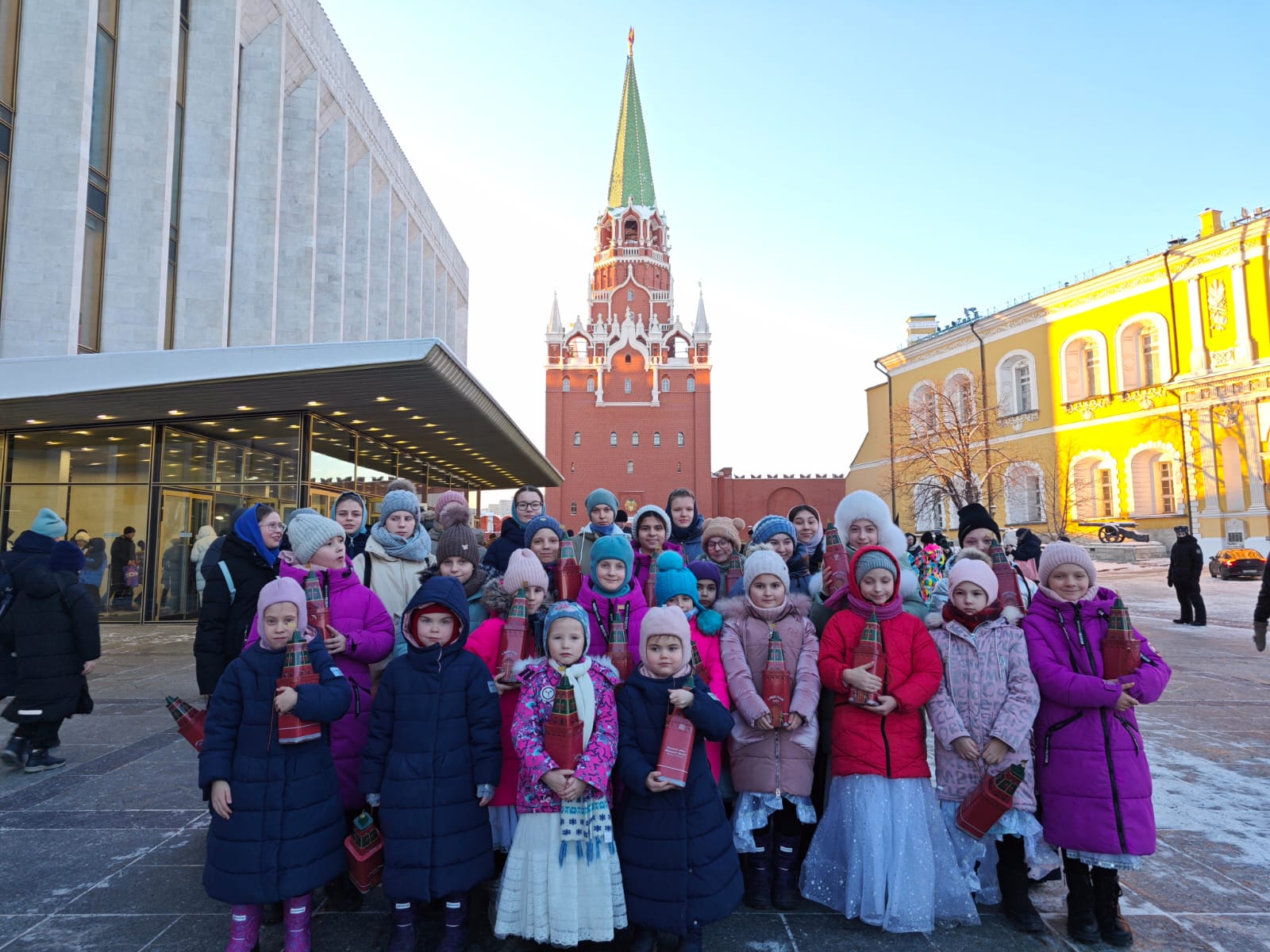Воспитанницы приюта для девочек Покровского монастыря посетили детскую Рождественскую елку в Государственном Кремлевском дворце (ГКД) в Москве
