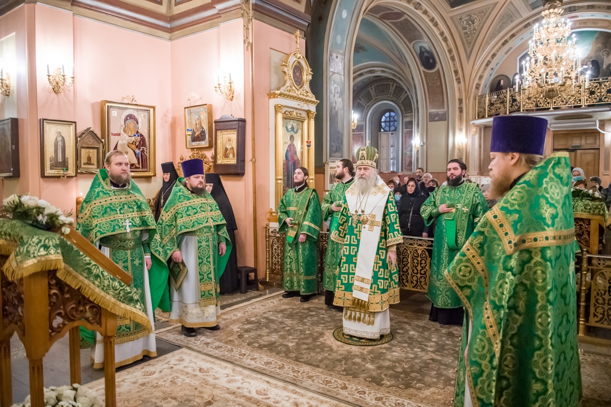 Архиепископ Каширский Феогност возглавил Божественную литургию в храме Воскресения Словущего Покровского монастыря.﻿