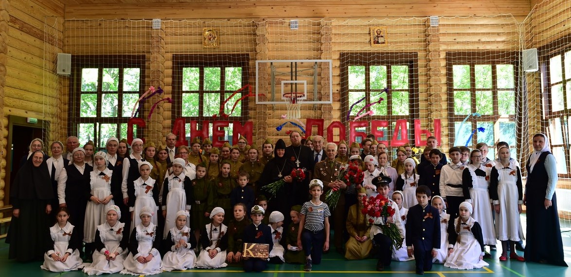 Учащиеся православной гимназии в Троице-Лыково поздравили ветеранов с праздником