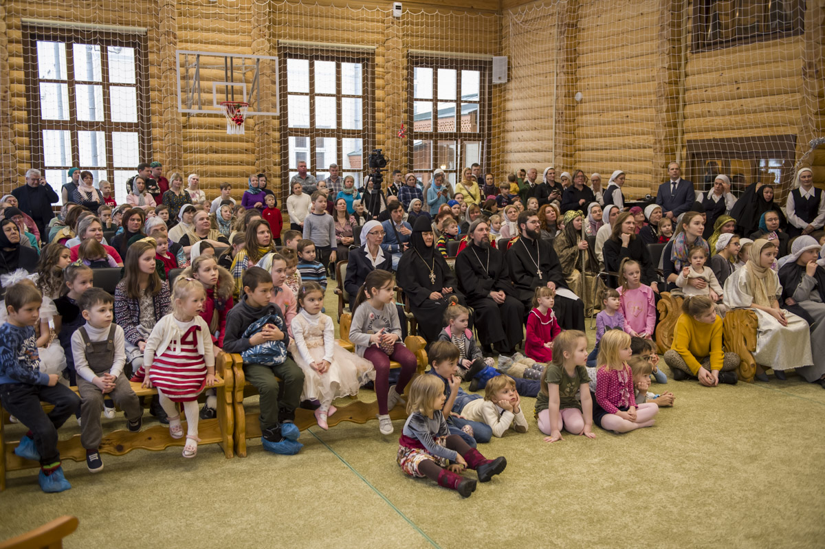 Воспитанницы детского приюта Покровской обители и учащиеся православной гимназии показали Рождественские спектакли