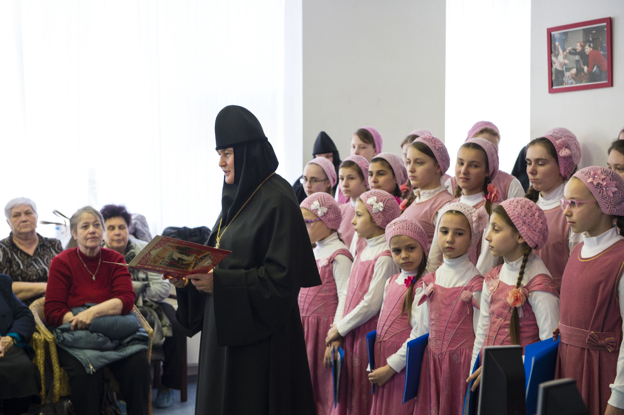 Игумения Феофания и дети приюта поздравили ветеранов с праздником Пасхи