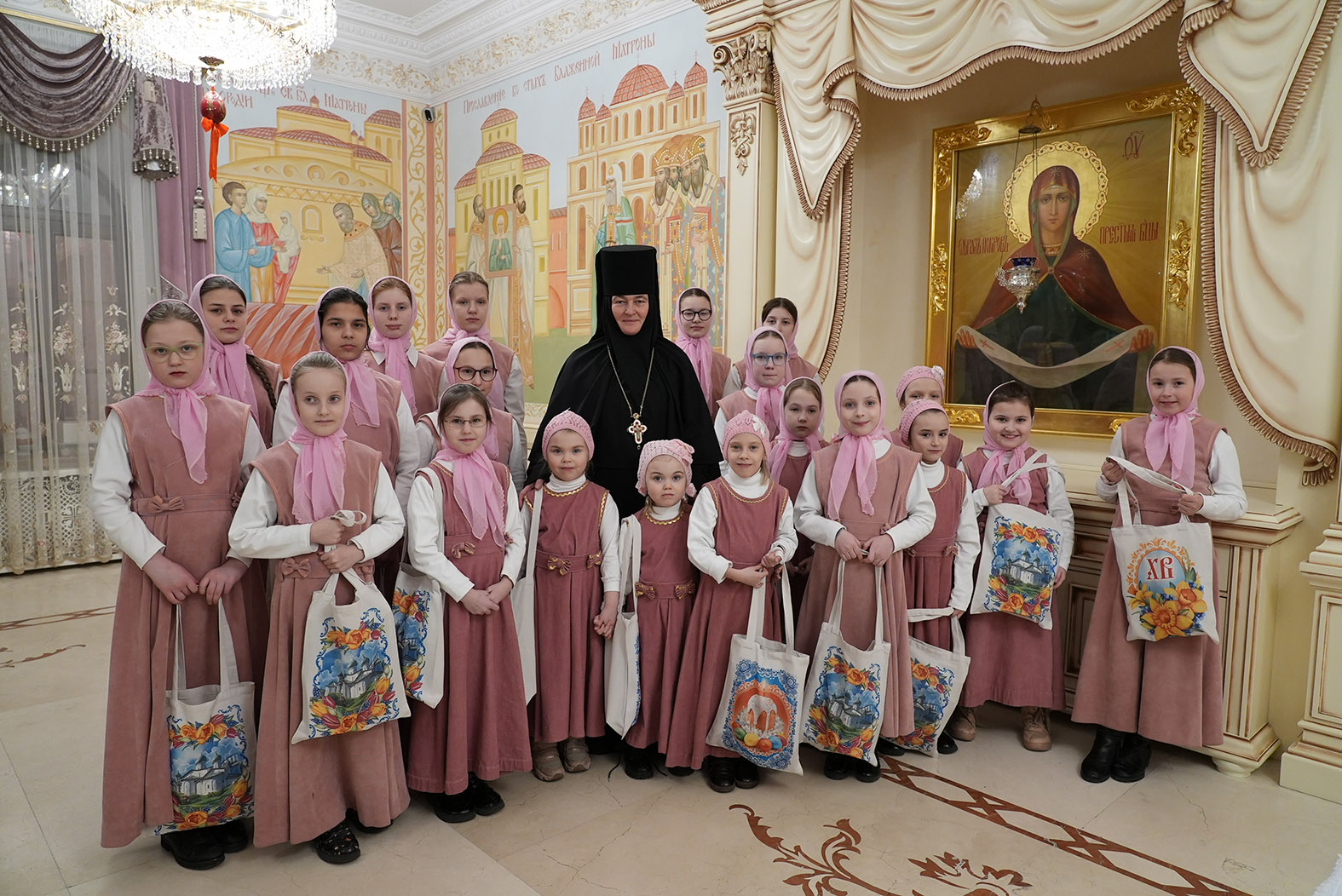 Воспитанницам монастырского приюта для девочек вручили подарки от Светланы Медведевой в честь праздника Пасхи