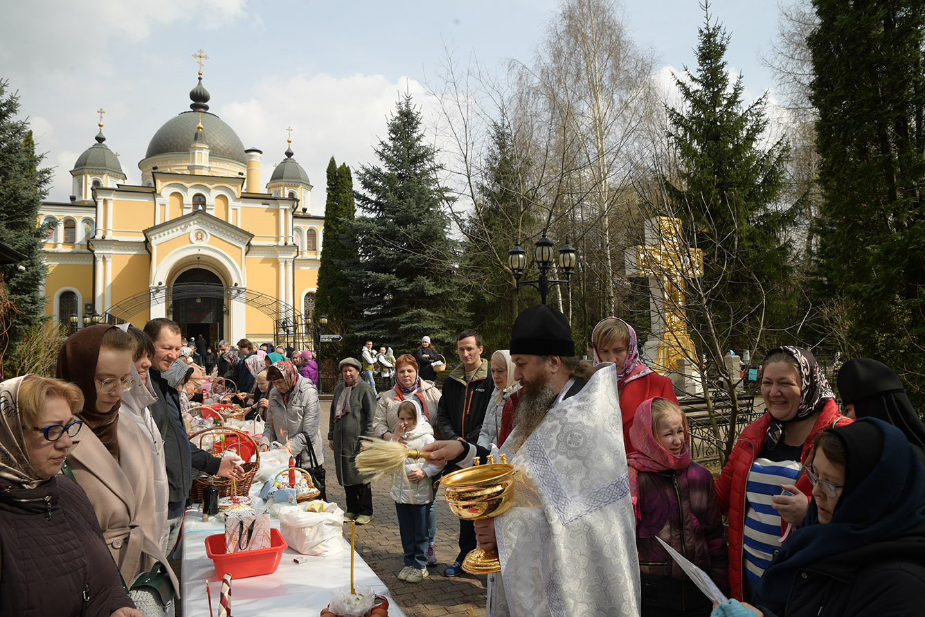 Освящение куличей, пасхальных яиц и пасох в Покровском монастыре