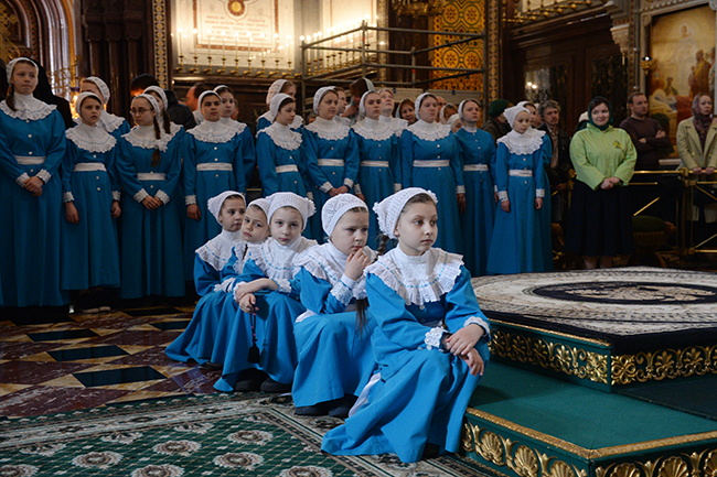 В праздник Благовещения вместе с детьми приюта Святейший Патриарх Кирилл выпустил в небо голубей