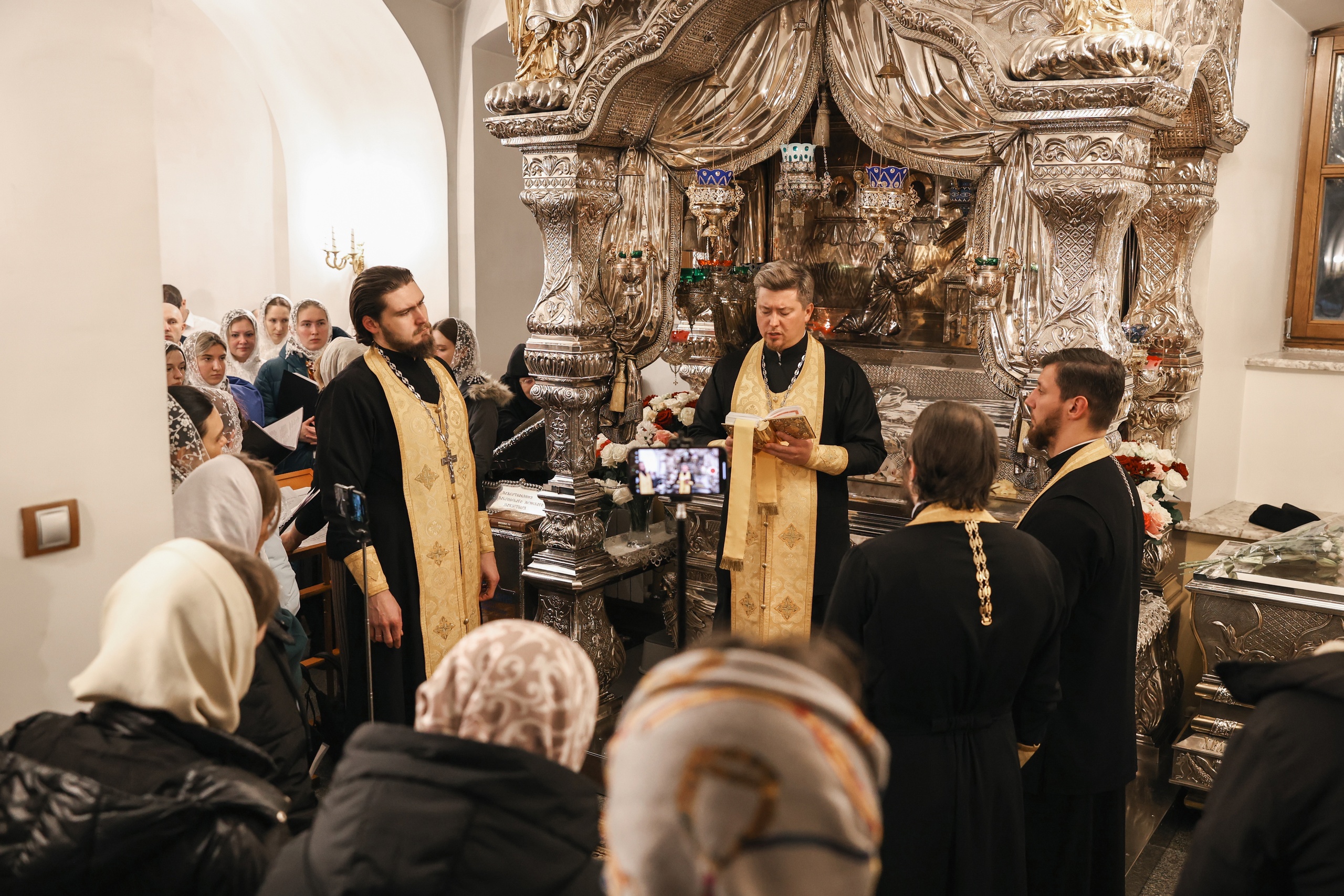 Молебен у блаженной Матроны Московской в Покровском монастыре