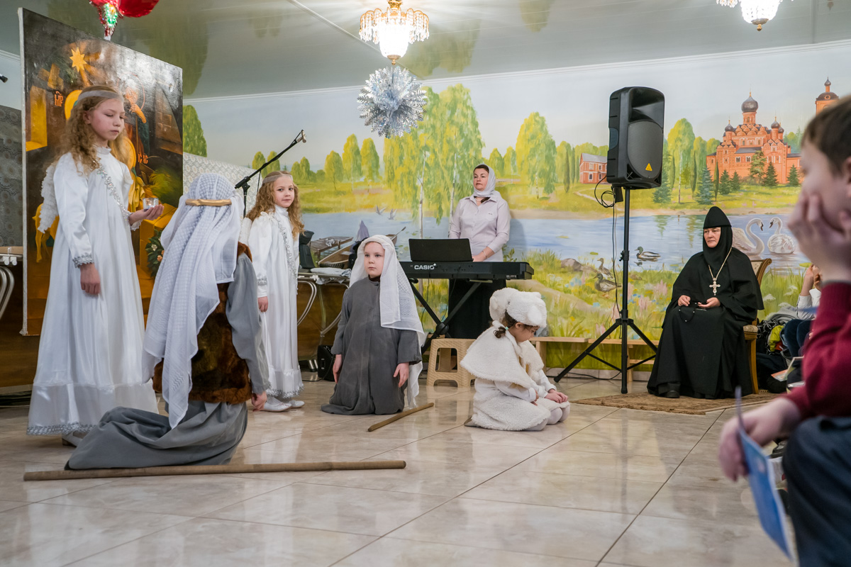 Рождественский спектакль воспитанниц приюта для прихожан храма Казанской иконы Божией матери в селе Марково