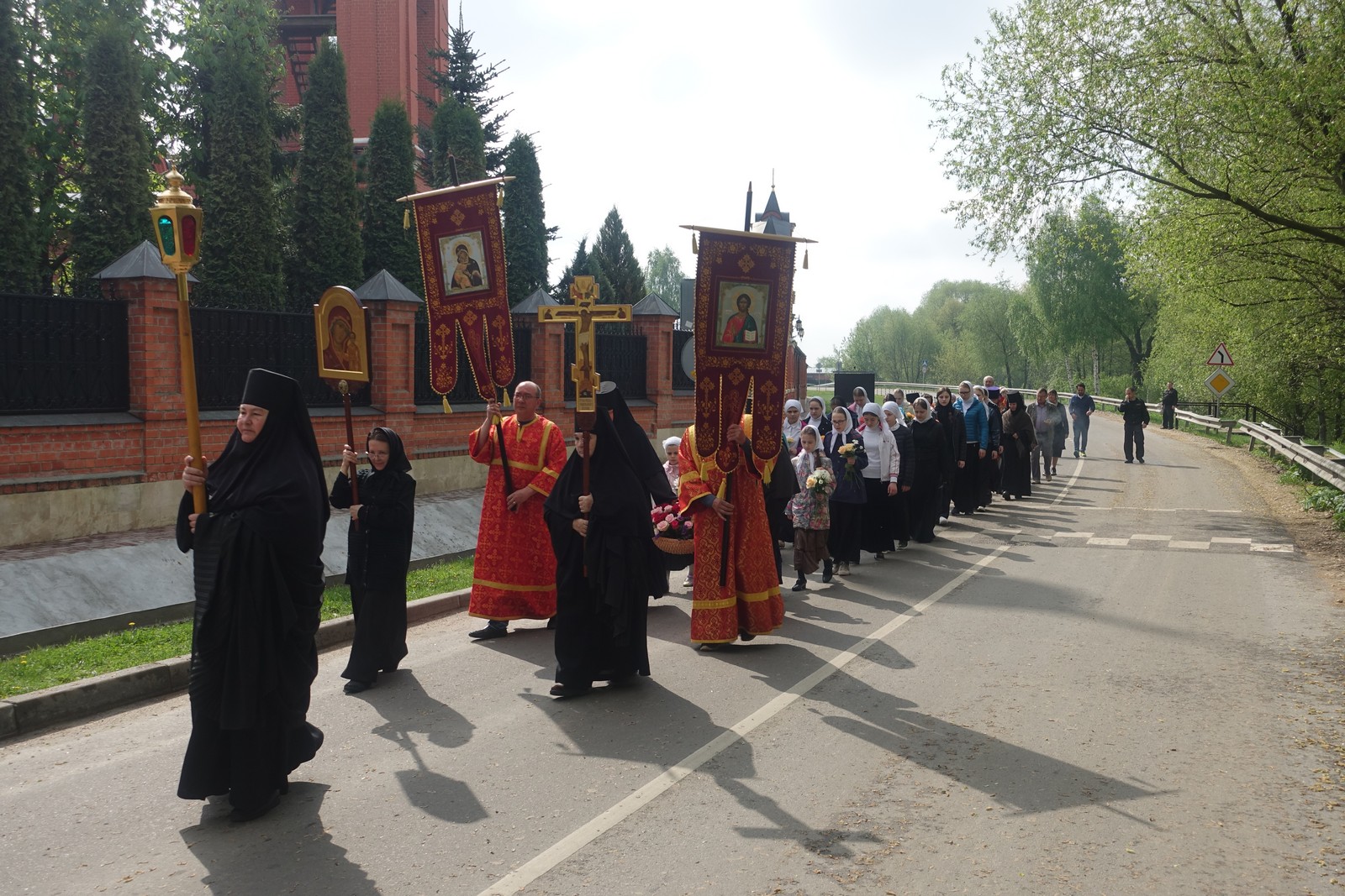 Сёстры обители и дети приюта молитвенно почтили память погибших в Великой Отечественной войне в селе Марково