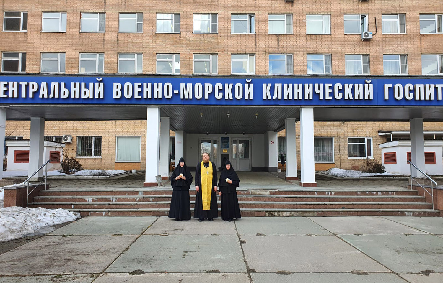 Священнослужитель и насельницы Покровской обители посетили раненых бойцов в Центральном военно-морском клиническом госпитале
