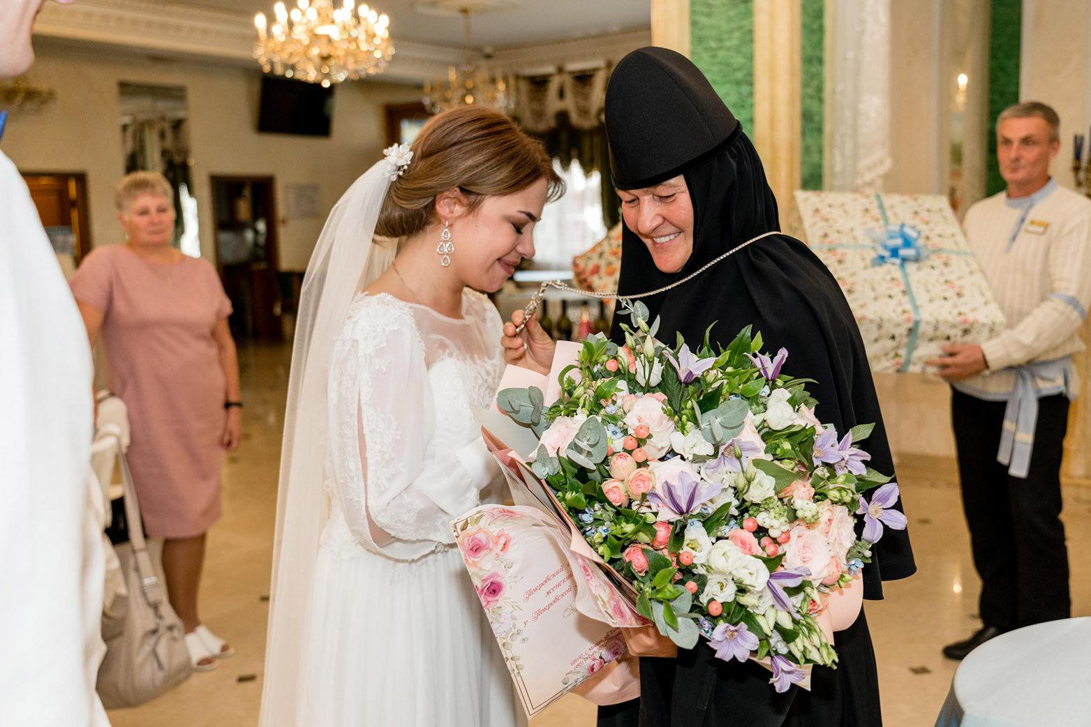 Игумения Феофания поздравила выпускницу детского приюта с днем бракосочетания 