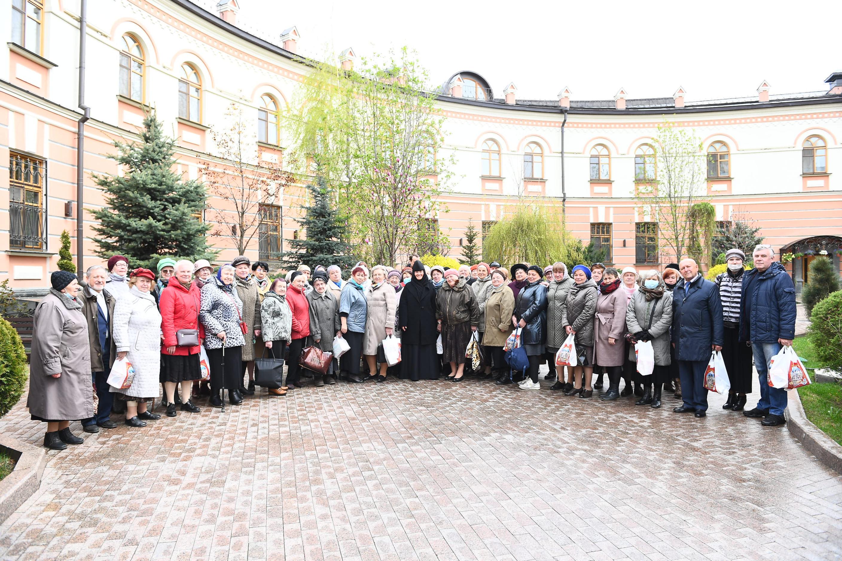 В Покровском монастыре поздравили ветеранов с Светлым праздником Пасхи Христовой