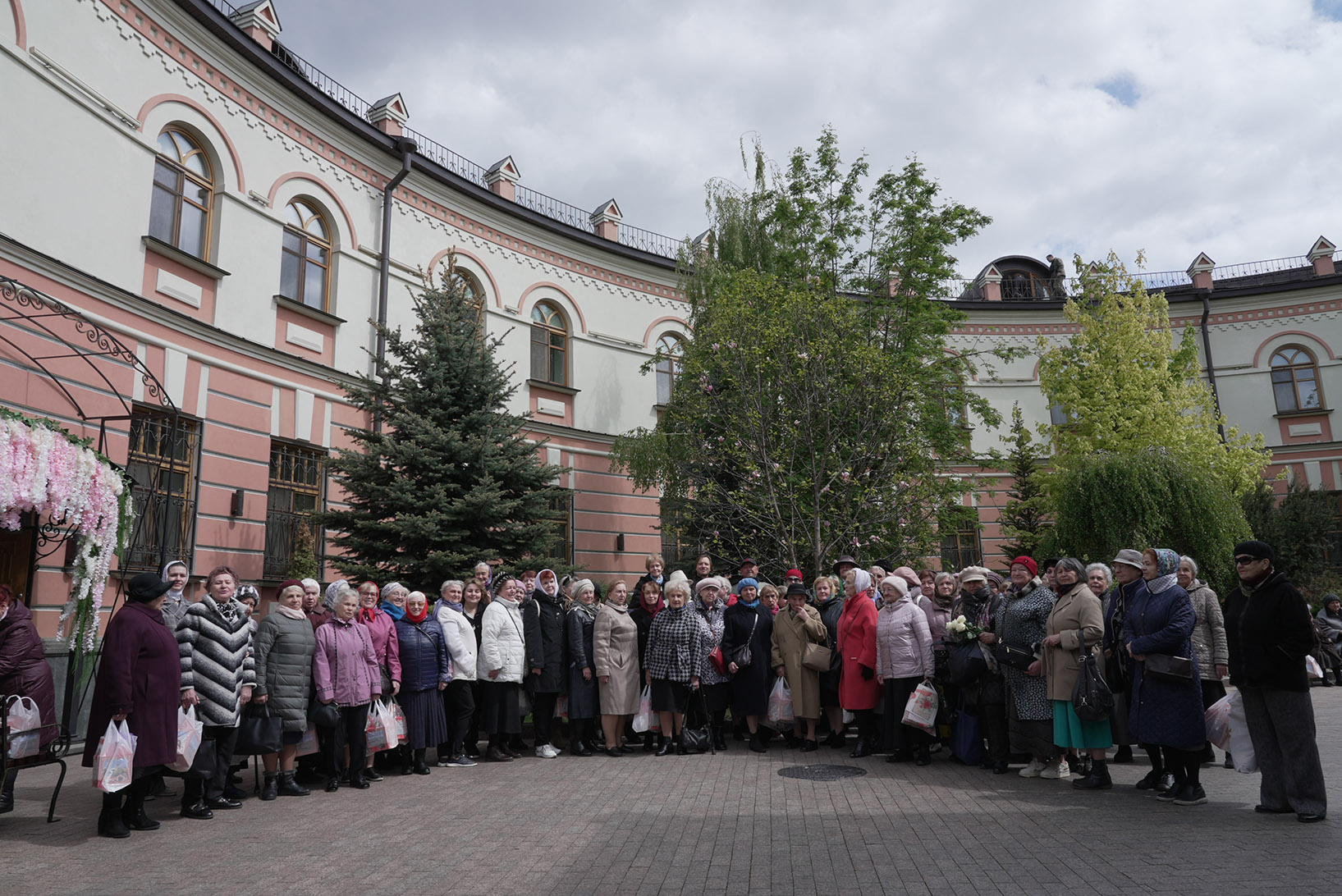 В Покровском монастыре поздравили ветеранов труда с Светлым праздником Пасхи Христовой
