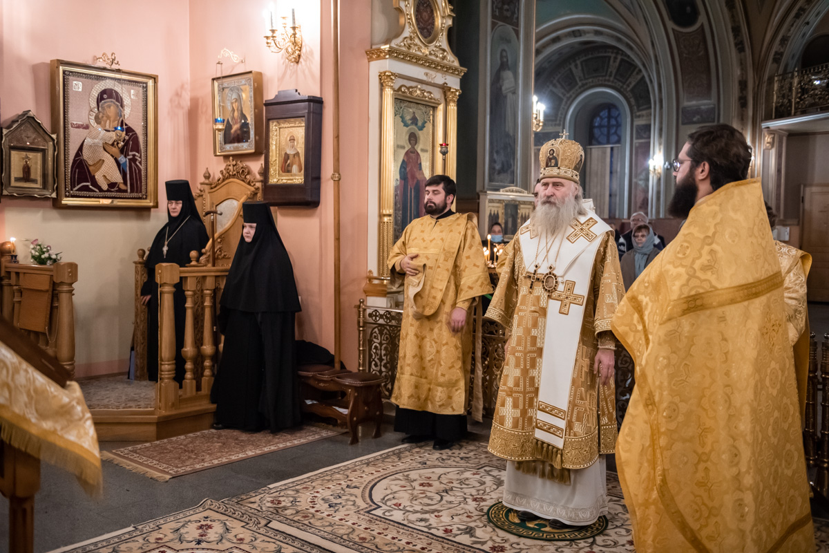 Божественную литургию в день памяти патриарха Тихона возглавил архиепископ каширский Феогност