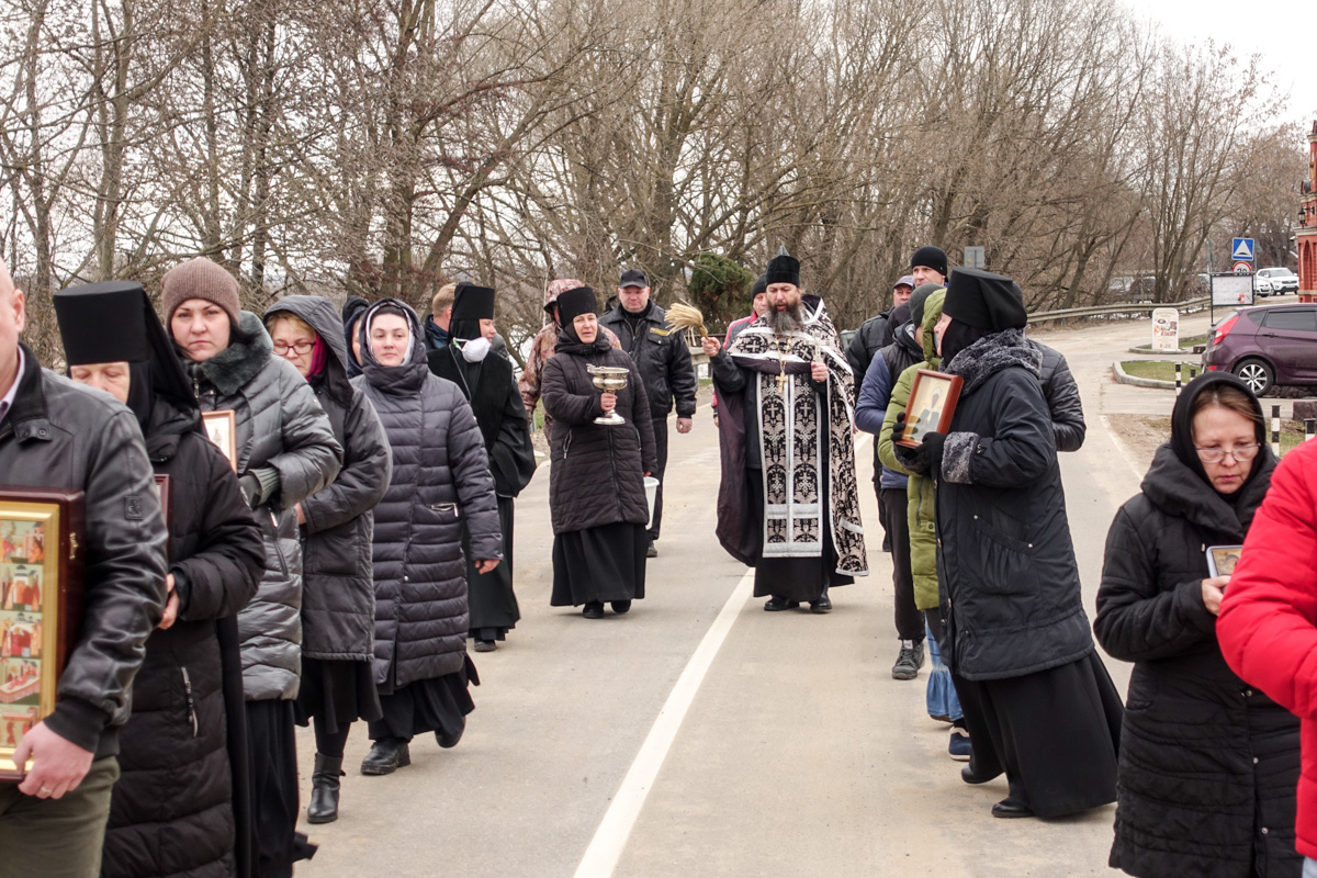 Крестный ход на подворье Покровского монастыря в селе Марково