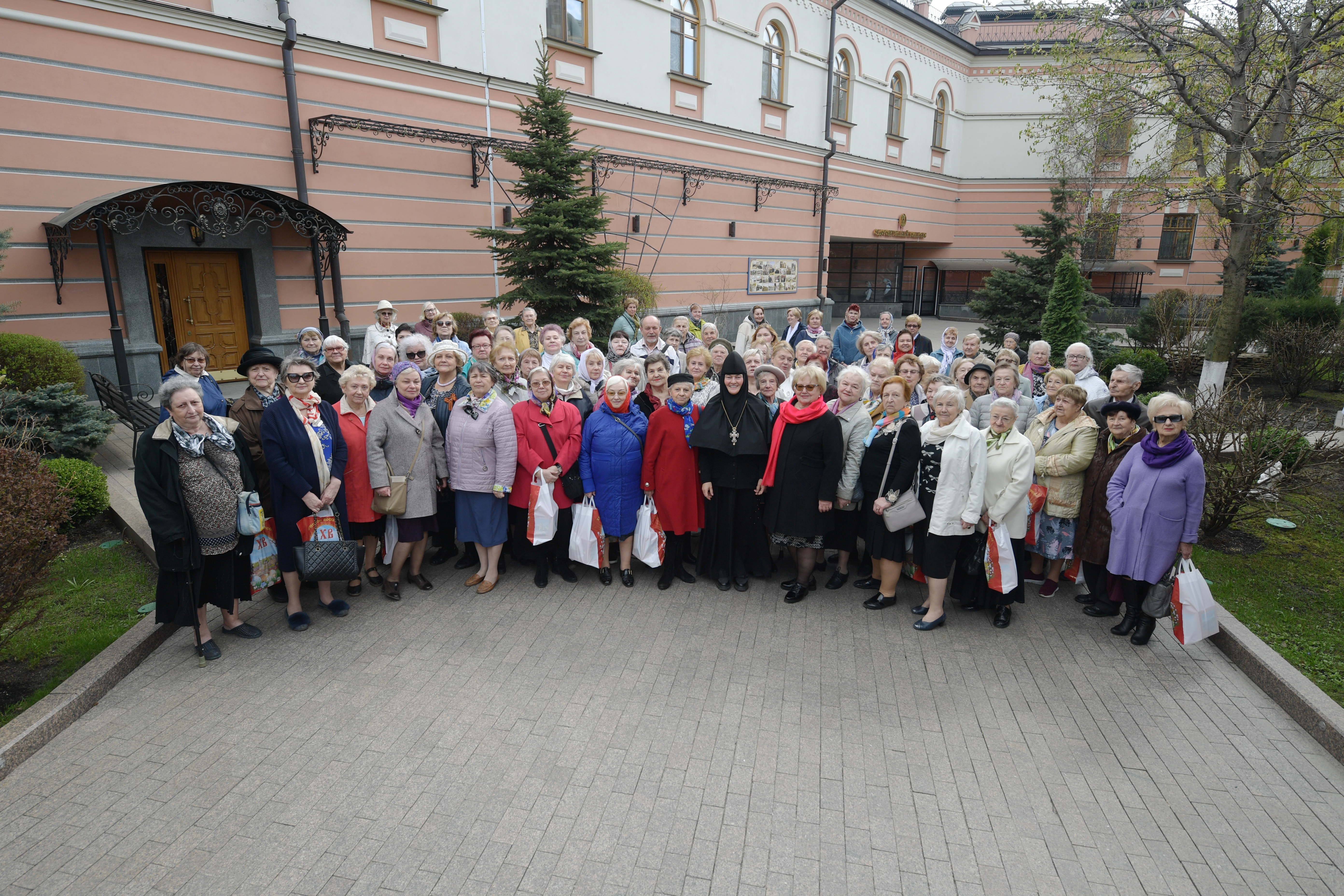 В Покровском женском монастыре поздравили ветеранов труда с Светлым праздником Пасхи Христовой