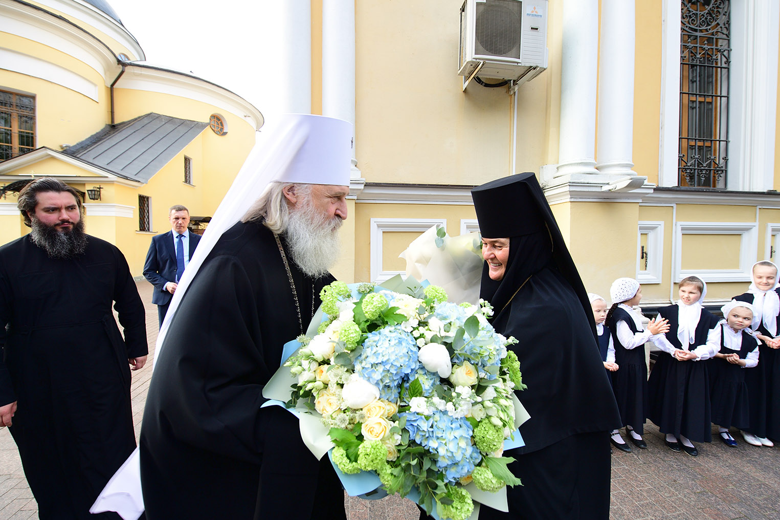 Председатель Синодального отдела по монастырям и монашеству совершил Литургию в Покровском монастыре Москвы и поздравил настоятельницу обители с днем рождения